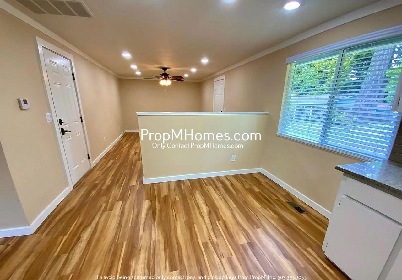 989 Se Fir Grove Loop - Photo 5 of 14