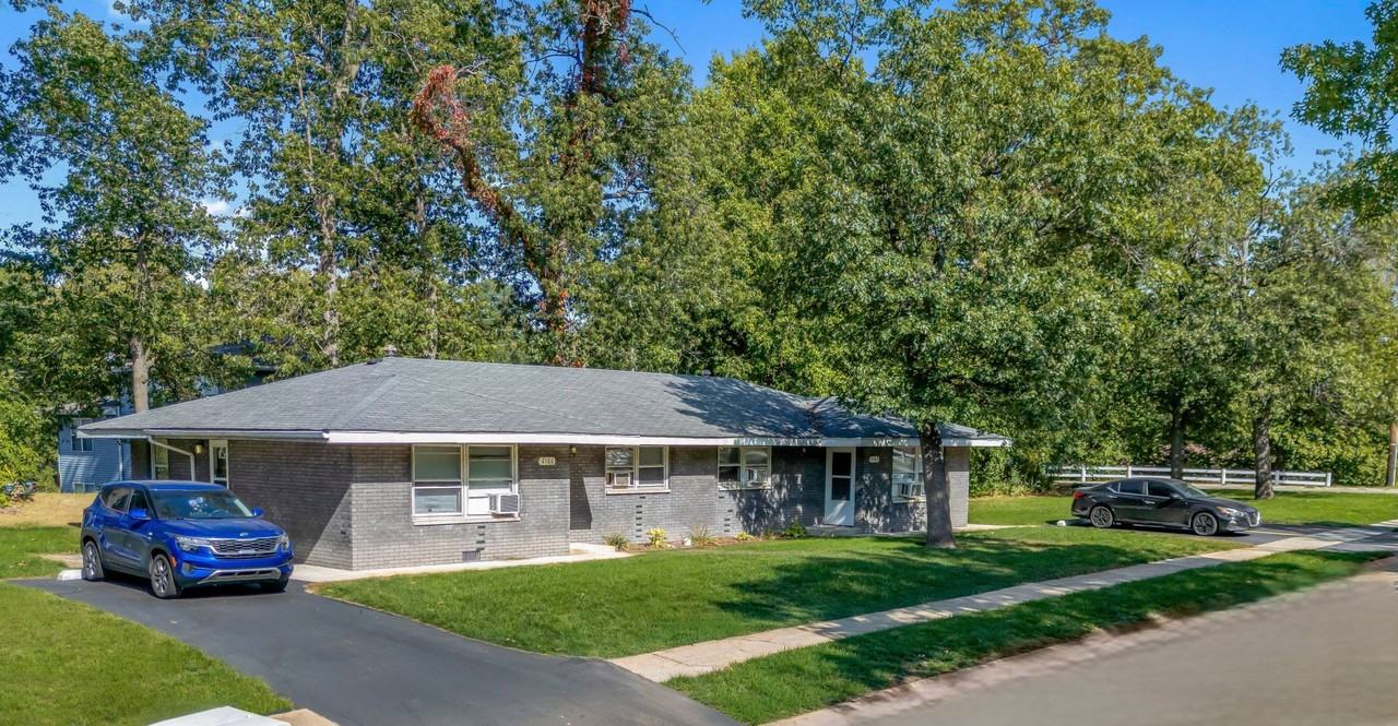 WHISPERING OAKS - Photo 2 of 31