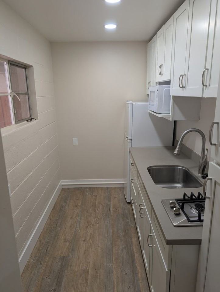 510 9th St #B - Photo 2 of 11