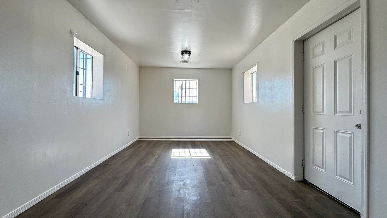 1468 W Miracle Mile - Photo 2 of 6