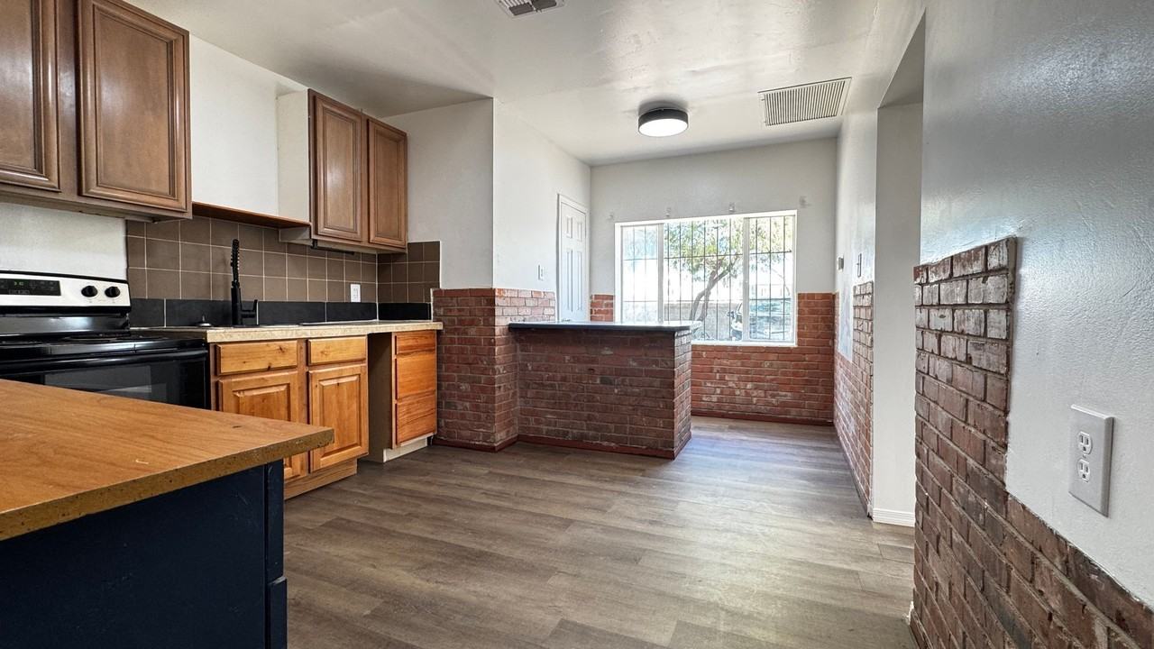 1468 W Miracle Mile - Photo 3 of 6