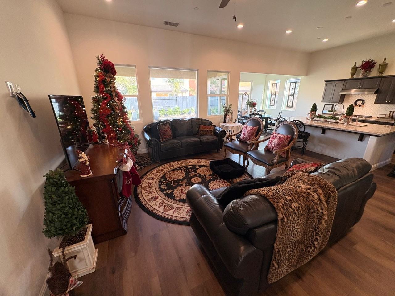 3042 N Hall St - Photo 5 of 30