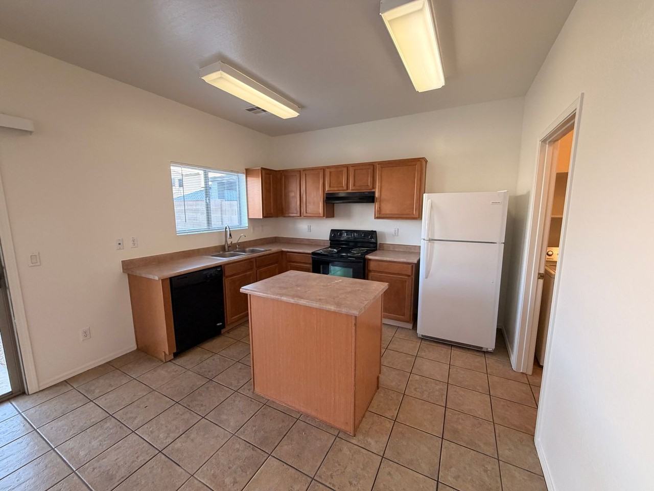 422 E Saddle Way - Photo 6 of 26