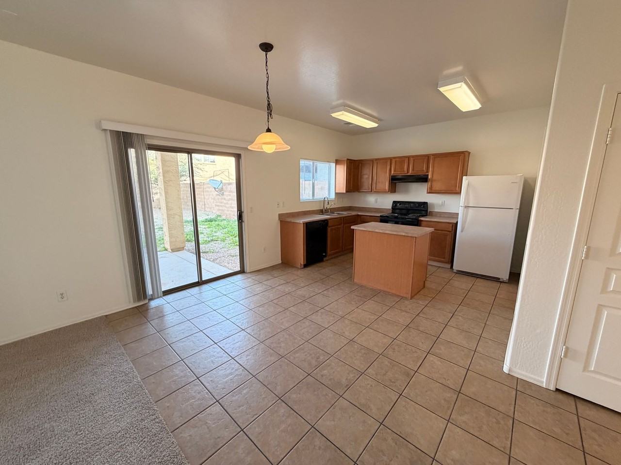 422 E Saddle Way - Photo 7 of 26