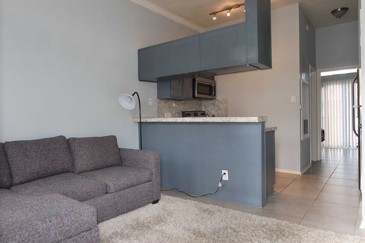 2802 Nueces St - Photo 4 of 19