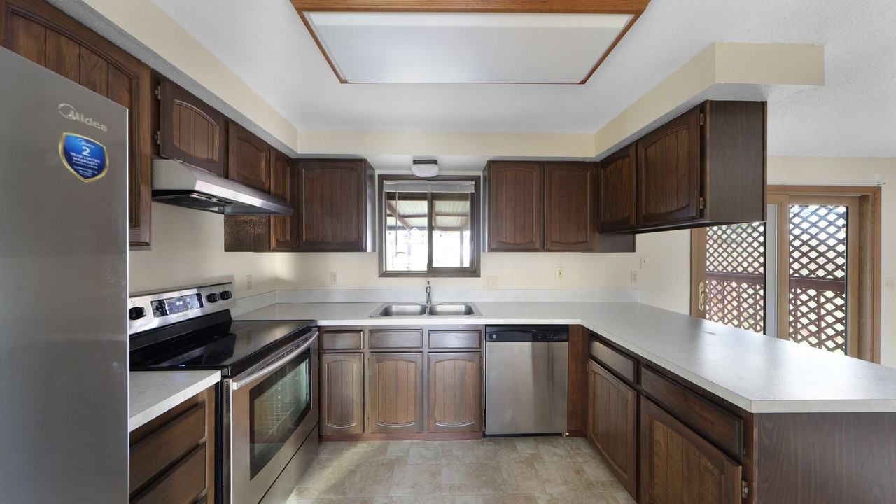 1594 Douglas St - Photo 4 of 14