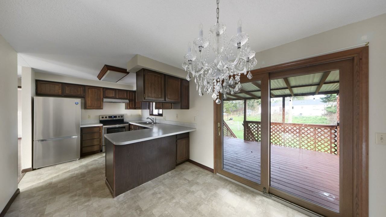 1594 Douglas St - Photo 5 of 14