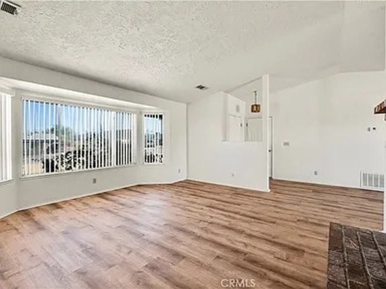 5464 Mariposa Ave - Photo 2 of 7