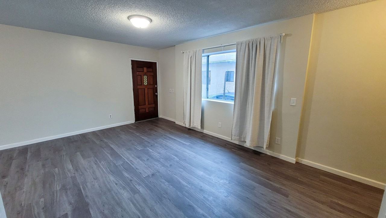 4821 Oak St - Photo 5 of 32