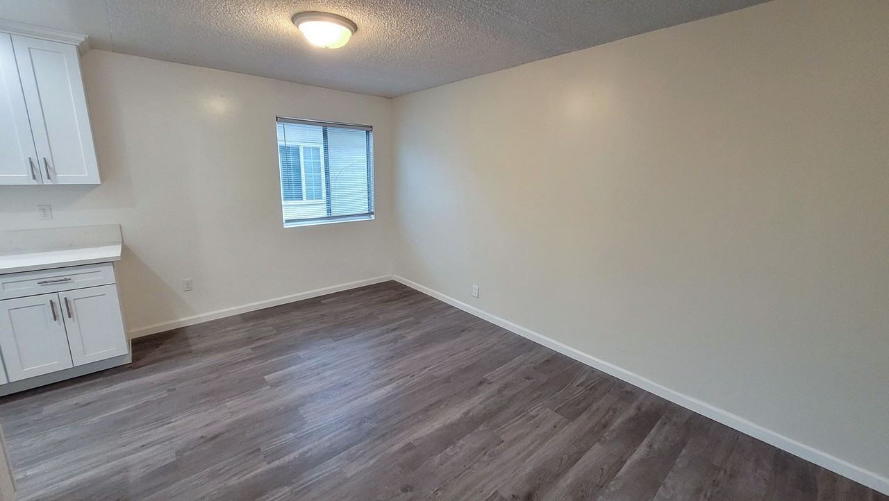 4821 Oak St - Photo 6 of 32