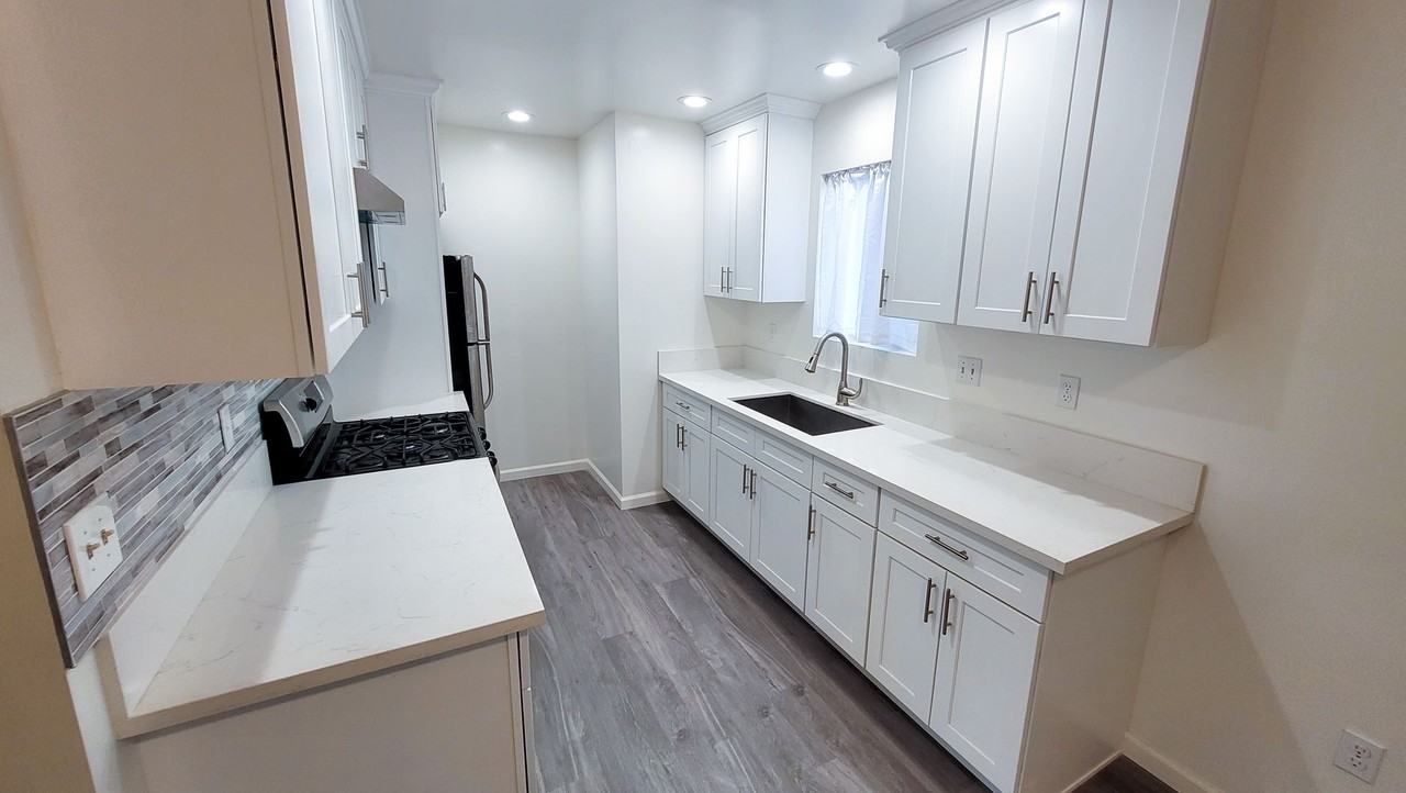 4821 Oak St - Photo 7 of 32