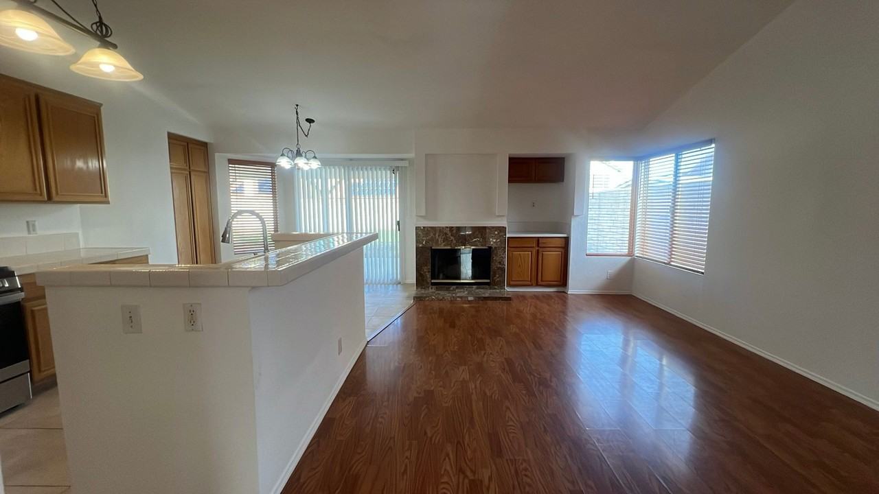 2121 Beechwood St - Photo 7 of 32