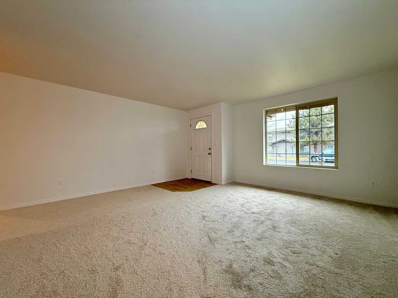 1614 Sw Metolius Ave - Photo 5 of 15