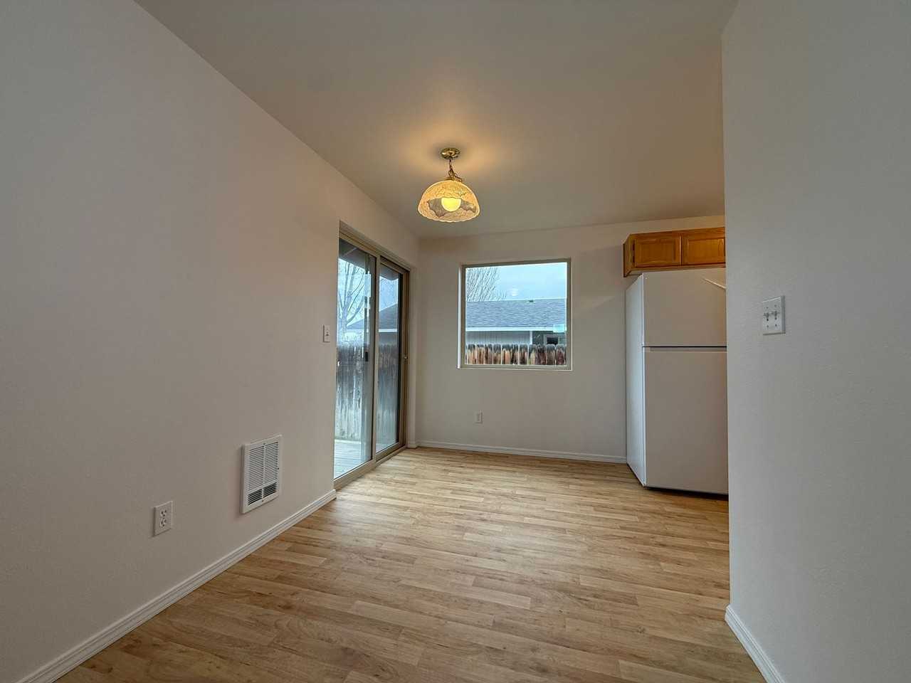 1614 Sw Metolius Ave - Photo 7 of 17