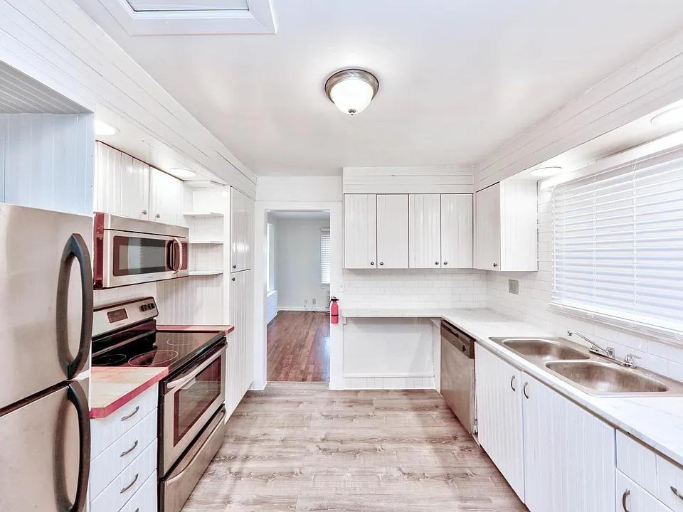 1231 Longwood St - Photo 4 of 9