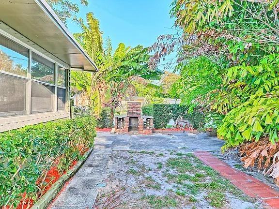 1231 Longwood St - Photo 7 of 9