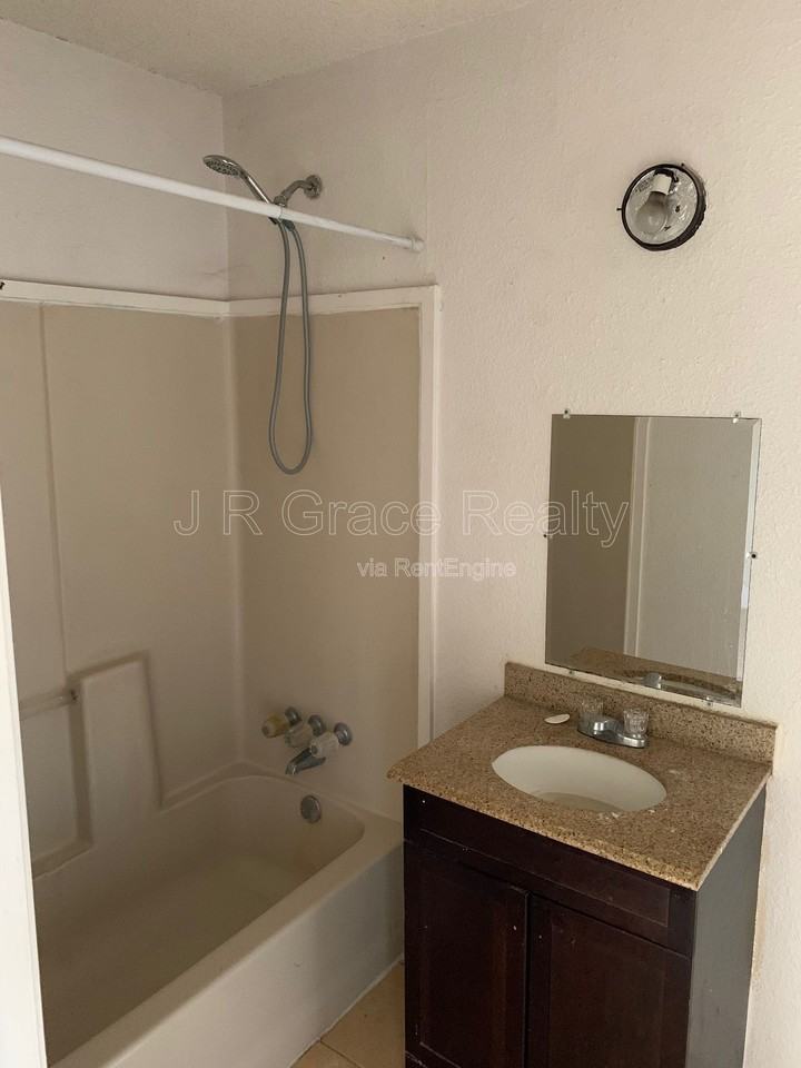 1914 Webster Ave - Photo 6 of 8