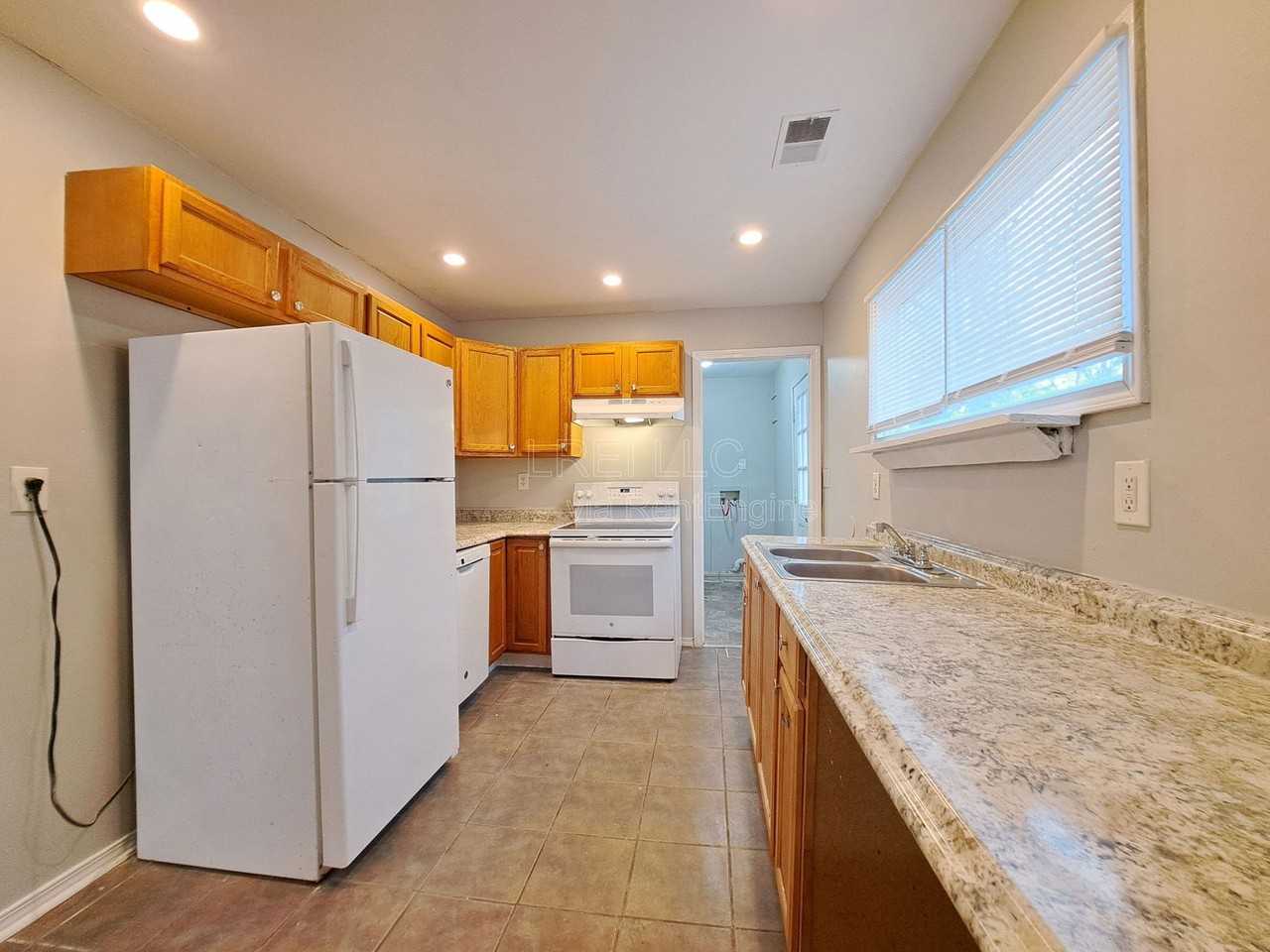 342 Alger Ave - Photo 3 of 12