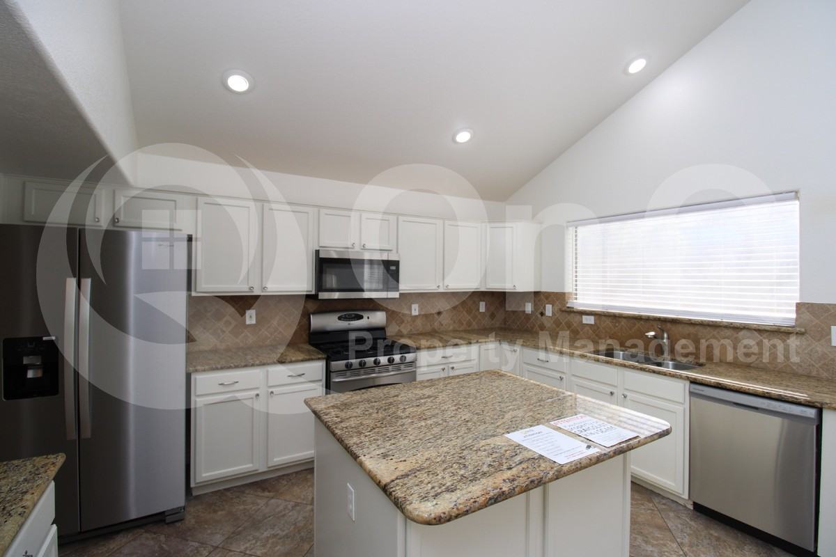 1535 E Toledo St - Photo 4 of 29