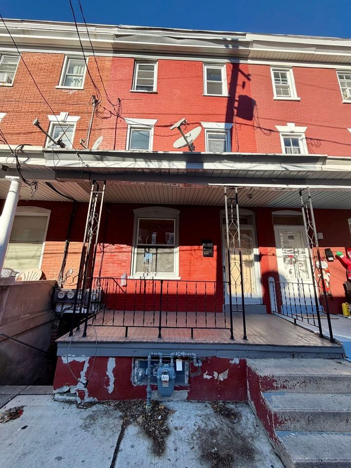 631 E Madison St - Photo 2 of 22