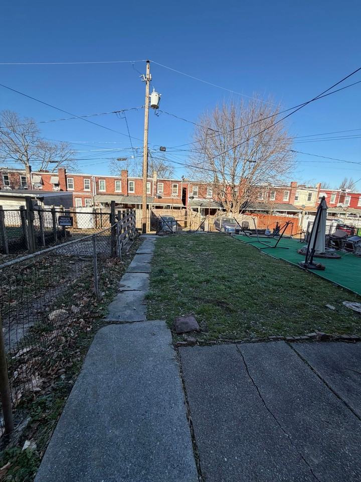 631 E Madison St - Photo 3 of 22