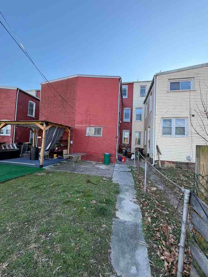 631 E Madison St - Photo 4 of 22