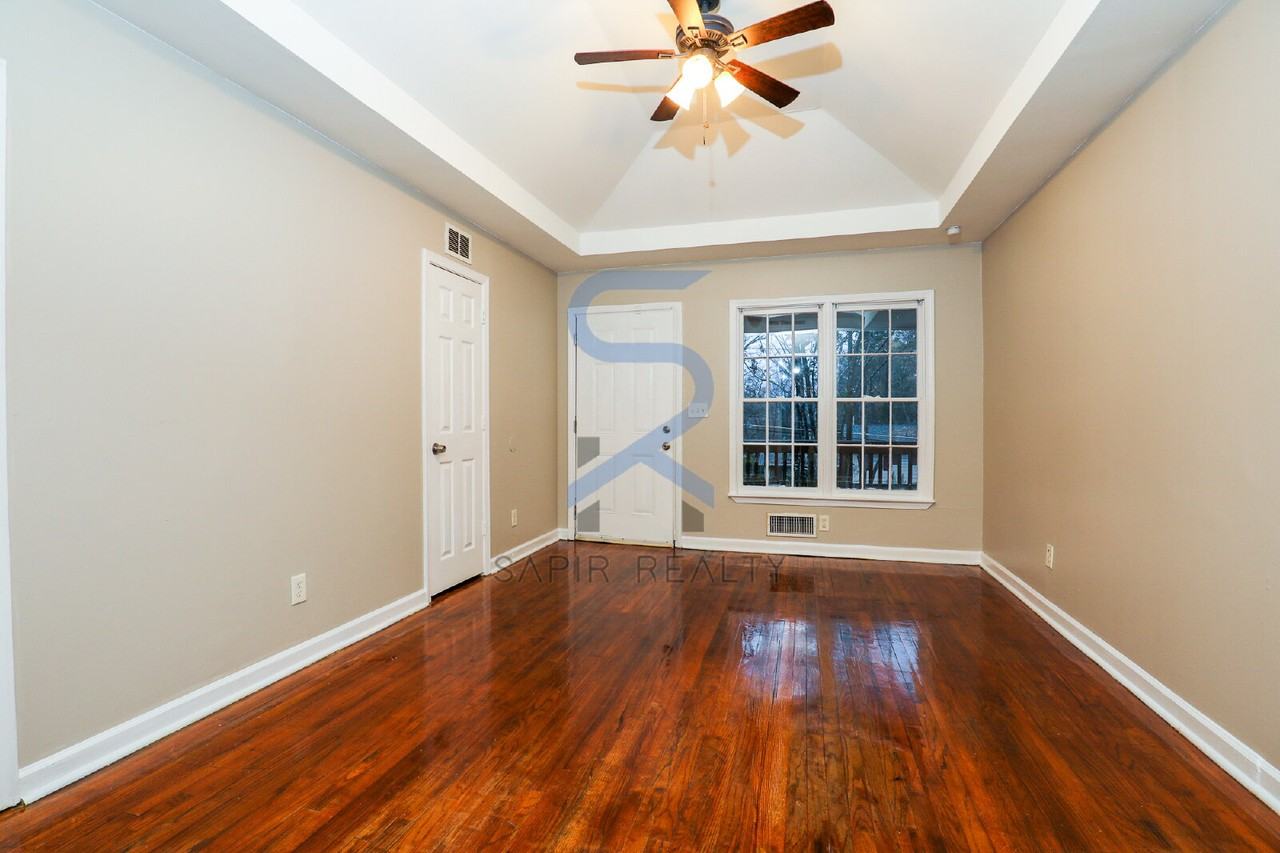 2861 Eastwood Dr - Photo 4 of 16