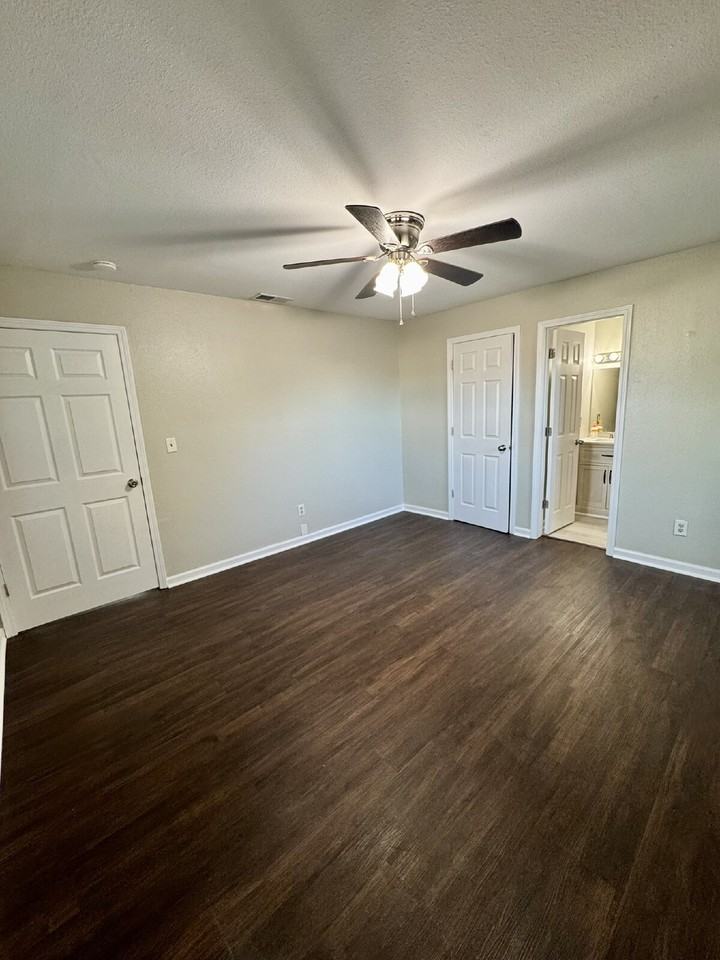 1506 Pennsylvania Ave - Photo 3 of 34