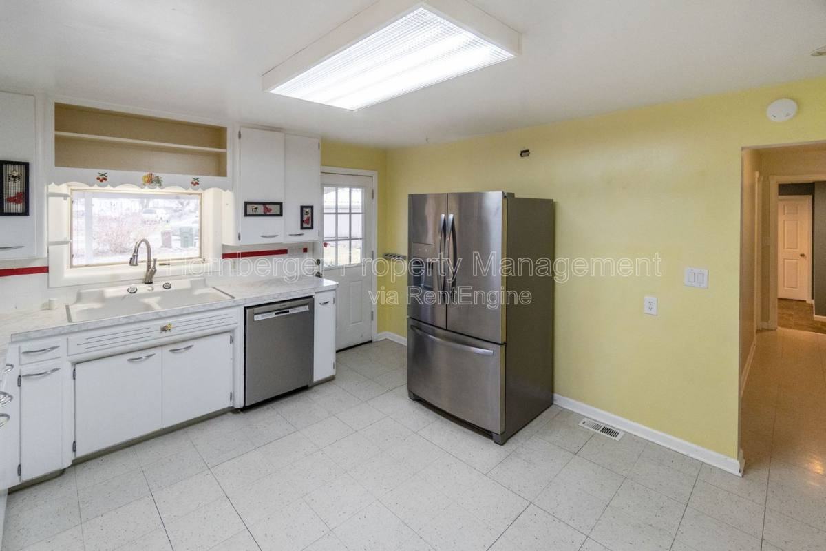 2324 E S Crescent Ave - Photo 4 of 10