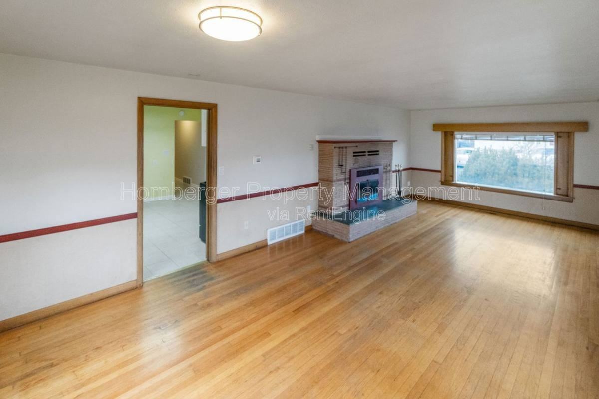 2324 E S Crescent Ave - Photo 6 of 10