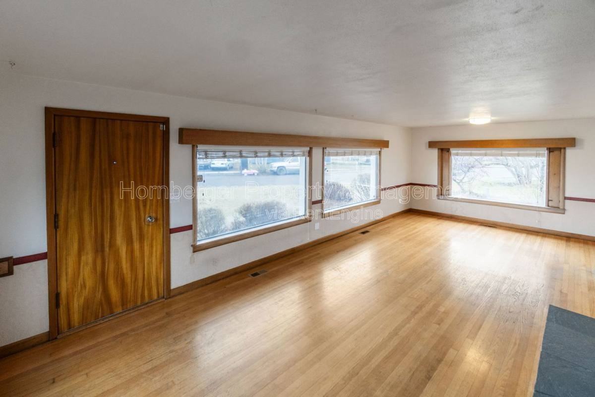 2324 E S Crescent Ave - Photo 7 of 10