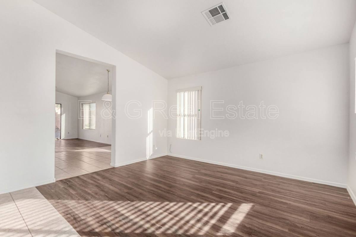 15928 W Smokey Dr - Photo 2 of 10