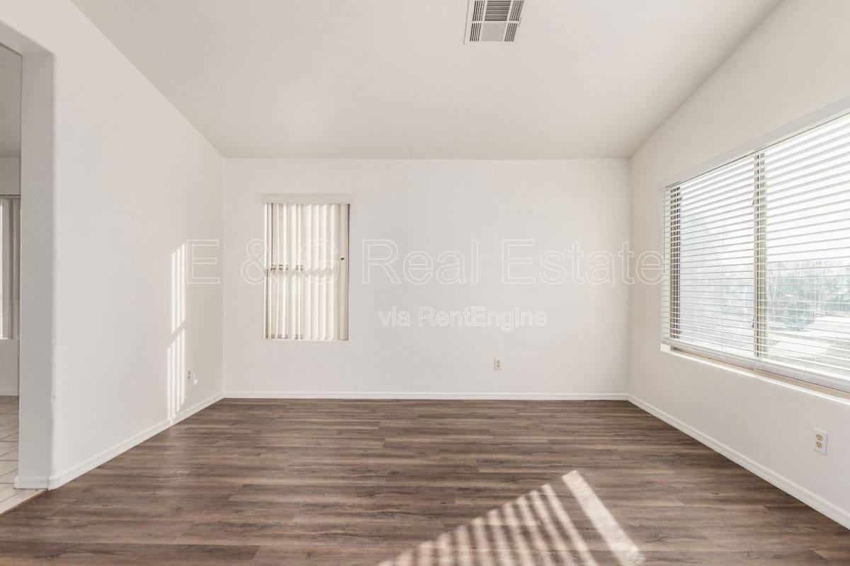 15928 W Smokey Dr - Photo 3 of 10