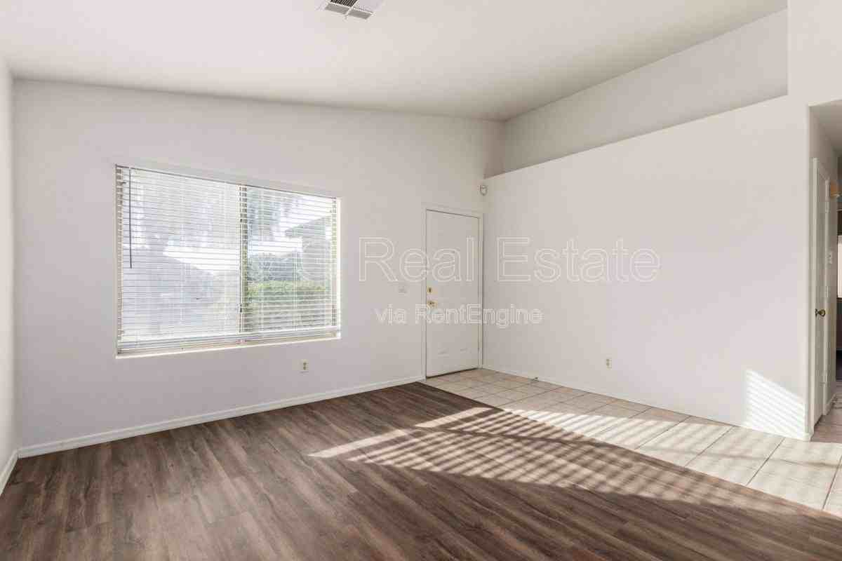 15928 W Smokey Dr - Photo 4 of 10