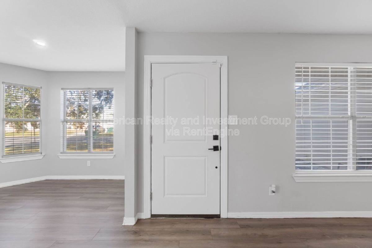 908 Emily Cir - Photo 3 of 10