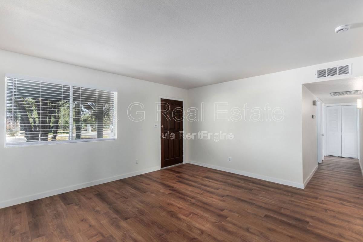 3827 W Meadow Dr - Photo 4 of 10