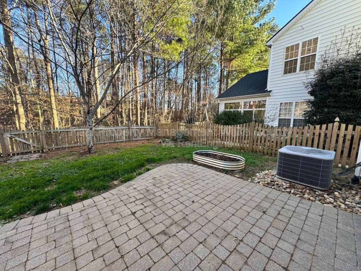 1413 Crimson Creek Dr - Photo 2 of 10