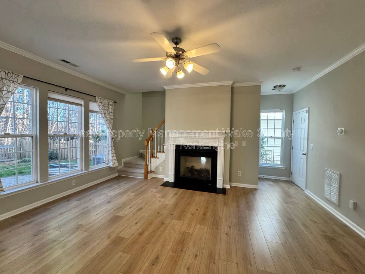 1413 Crimson Creek Dr - Photo 3 of 10