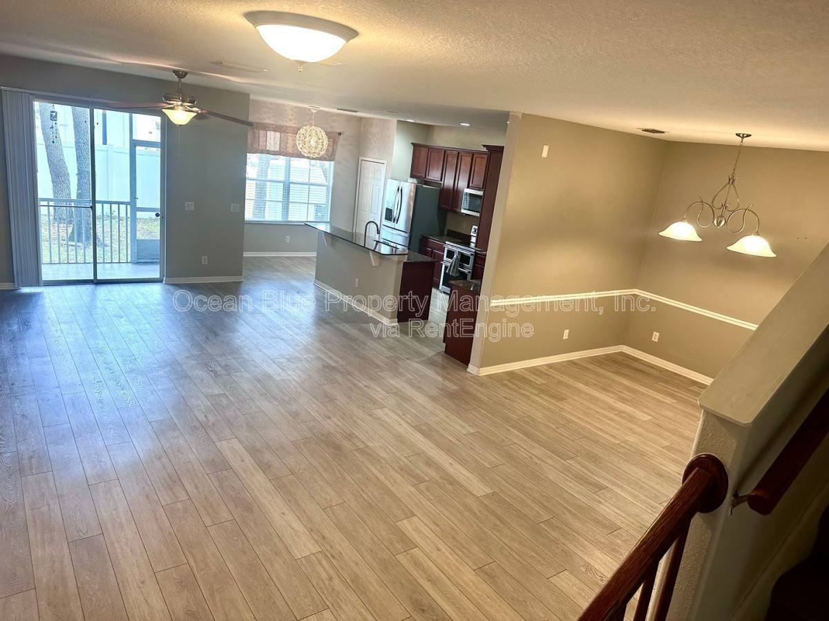 1525 Hillview Ln - Photo 2 of 10