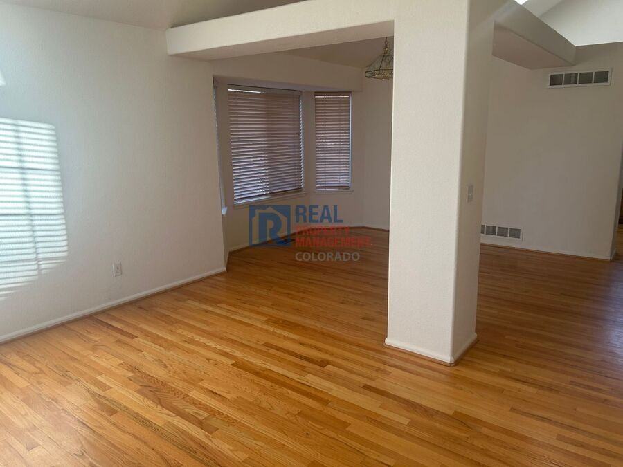 9044 Edgewood St - Photo 3 of 24