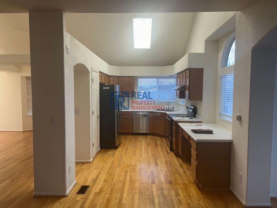 9044 Edgewood St - Photo 5 of 24