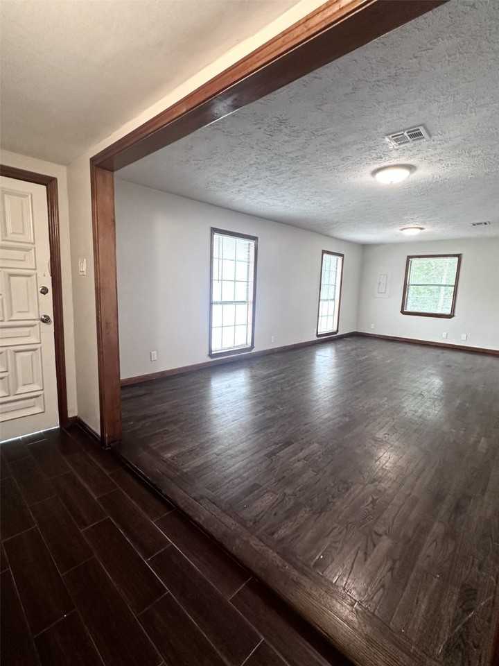 2509 Wall St #2509 - Photo 6 of 29