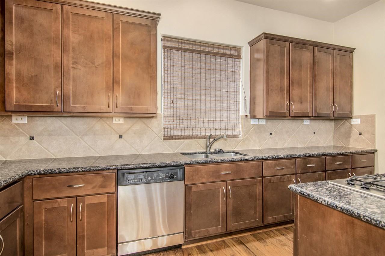 5227 Lillian St #5227 - Photo 4 of 32