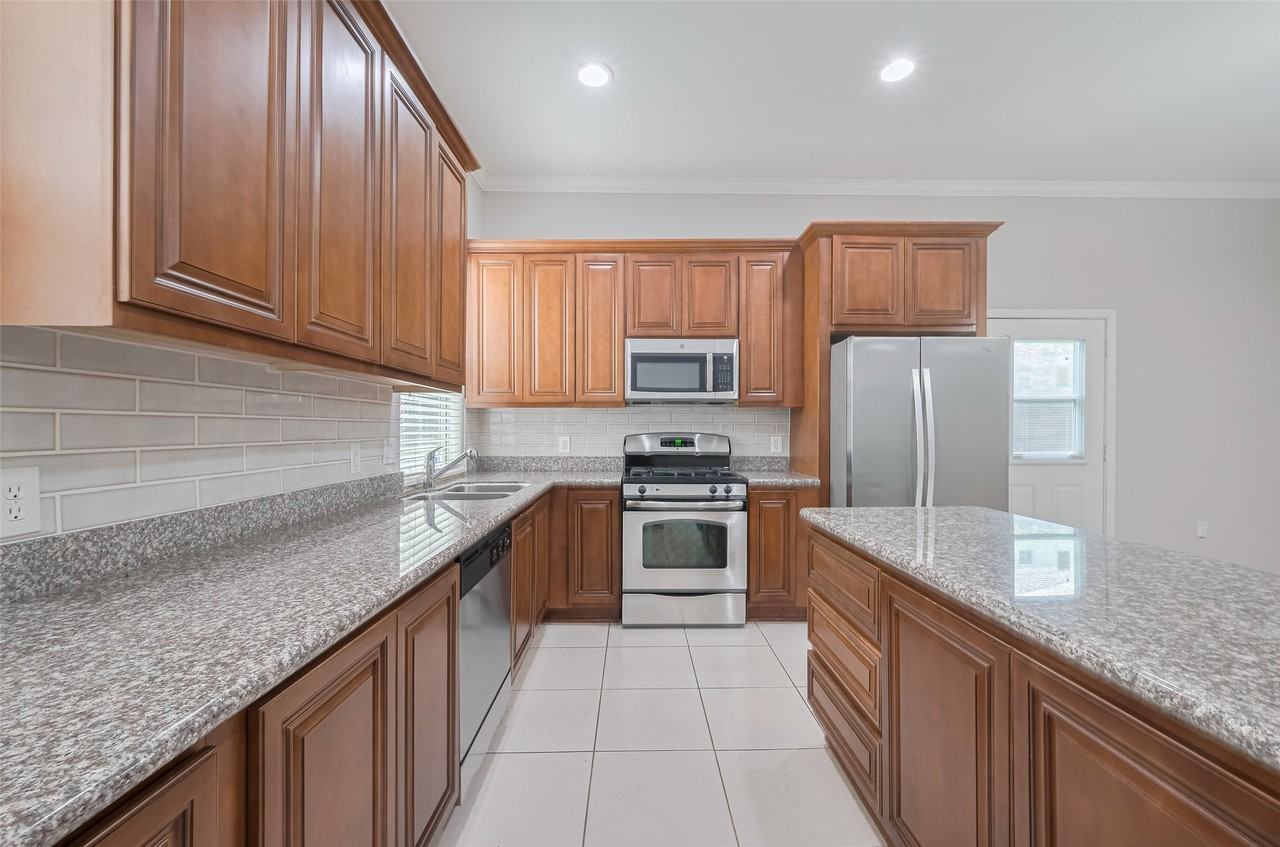 15210 Addicks Stone Dr #15210B - Photo 4 of 31