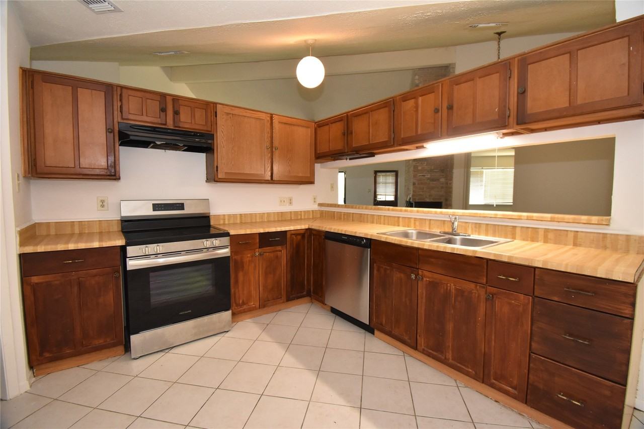 15926 Pfeiffer Dr #15926 - Photo 5 of 7