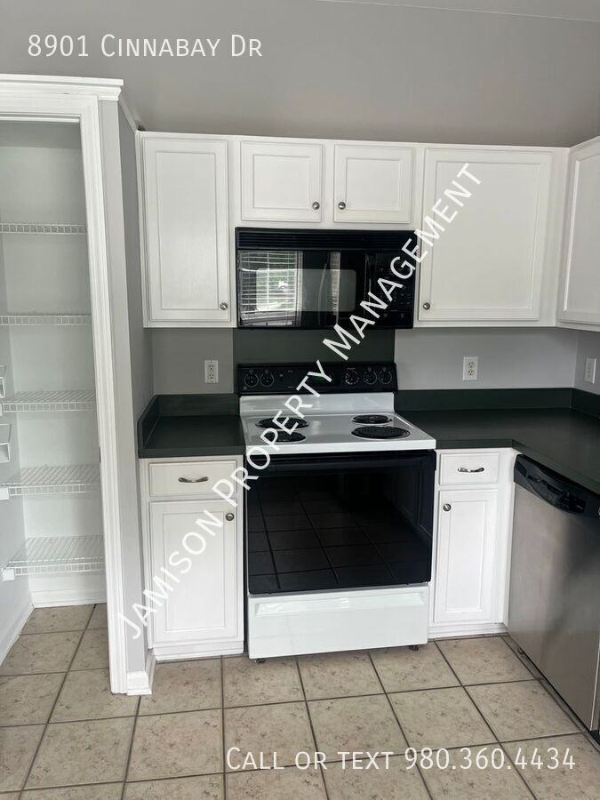 8901 Cinnabay Dr - Photo 6 of 21