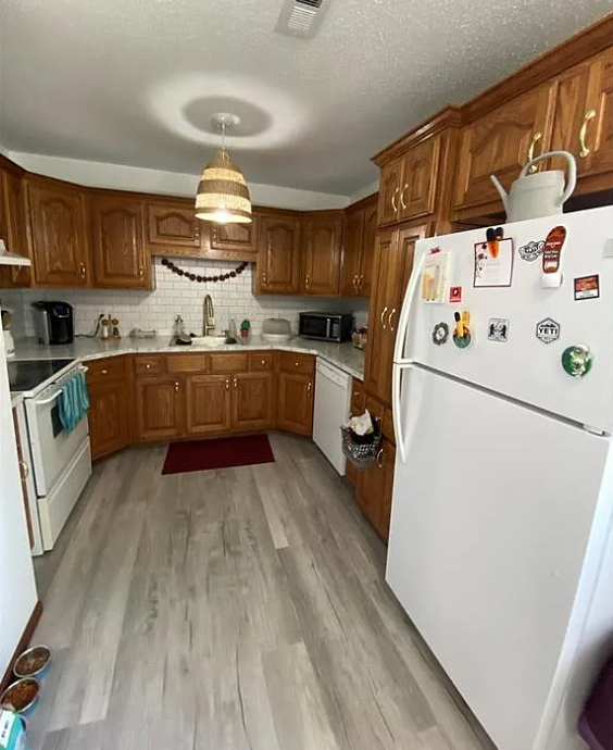 111 W 9th St #1 - Photo 2 of 9