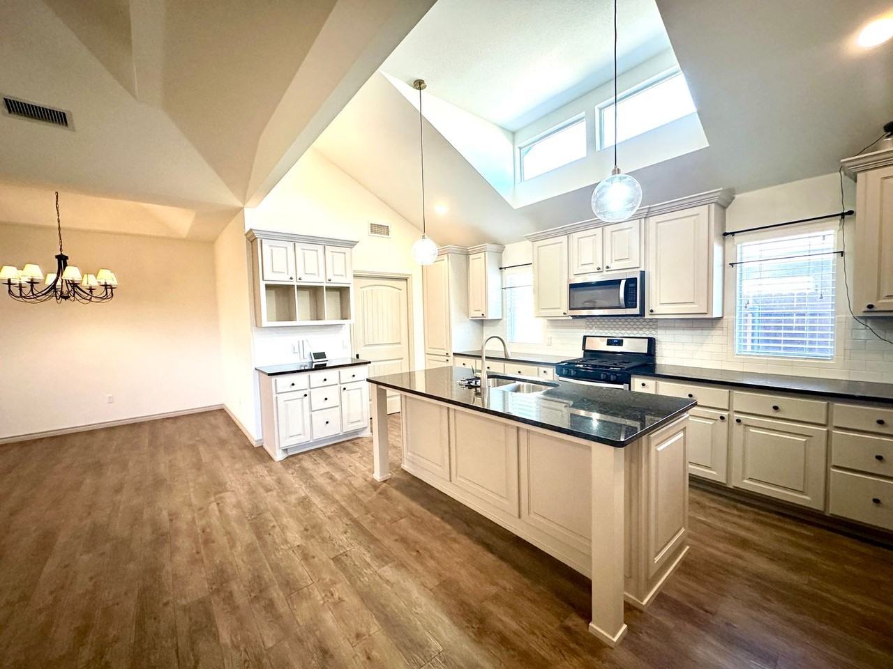 7907 Avenue O - Photo 4 of 21