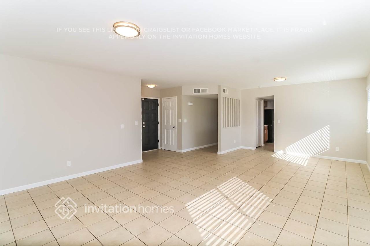 4709 W Paradise Ln - Photo 3 of 18