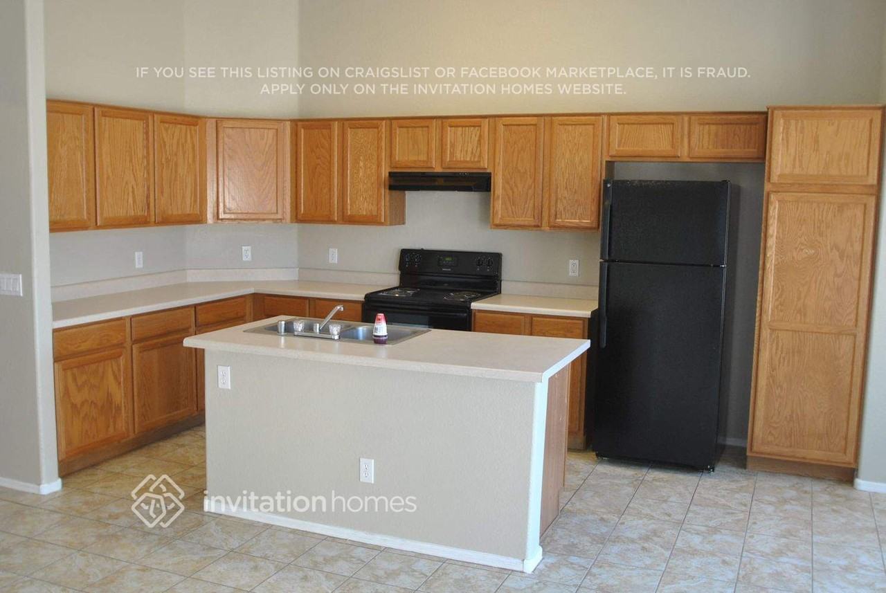 15915 W Smokey Dr - Photo 3 of 8